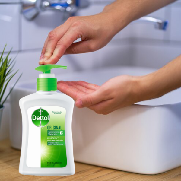 شخص يستخدم سائل غسل اليدين ديتول لتحقيق نظافة ونظافة اليدين الفعالة.