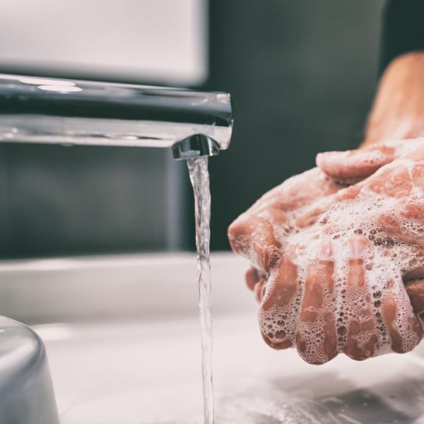 غسل اليدين بالماء والصابون